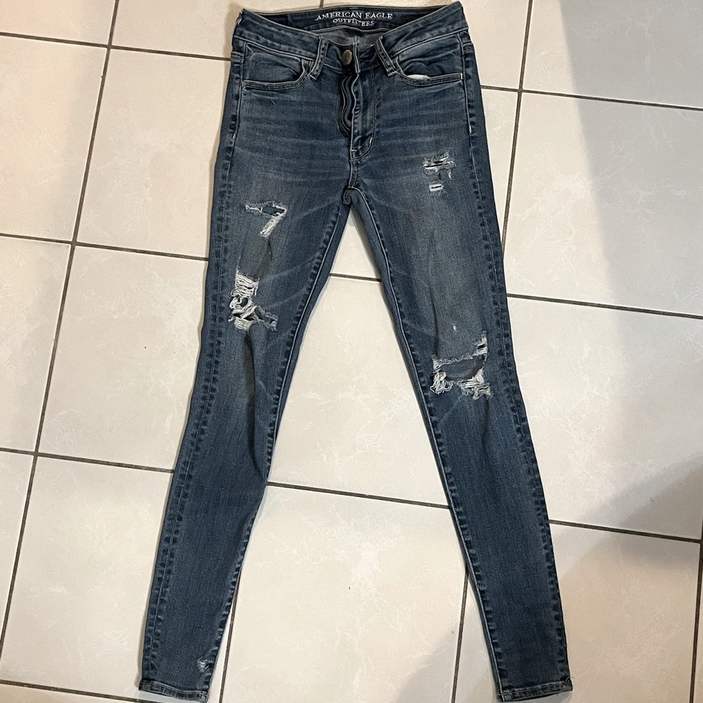 American Eagle ripped jeans. Great condition! US size 2
